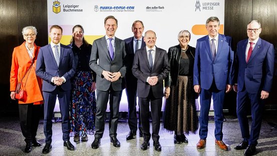 Gruppenfoto mit Bundeskanzler Olaf Scholz, Kulturstaatsministerin Claudia Roth, dem niederländischen Ministerpräsident Mark Rutte sowie Flanderns Ministerpräsident Jan Jambon