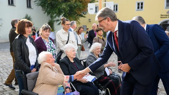Staatsminister Weimer begr&uuml;&szlig;t Bewohnerinnen des Katharinenspitals. 