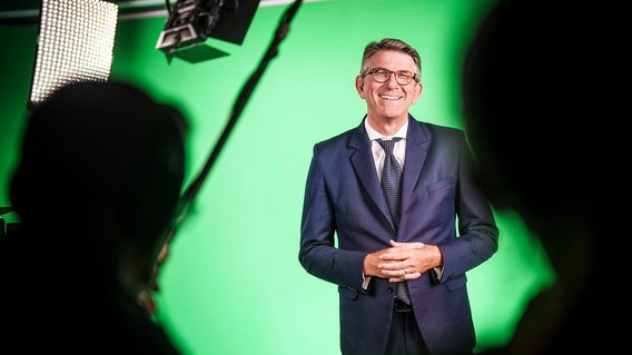 Staatsminister Weimer beim Scan zur Entstehung des Avatars