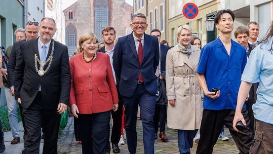 Burkard Baschek und Andreas Tanschus sind mit Angela Merkel, Wolfram Weimer und Manuela Schwesig auf dem Weg zum neugestalteten Museumsbau am Katharinenberg.