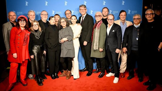 Staatsminister Weimer mit dem Filmteam von Roya beim Photocall auf der Berlinale