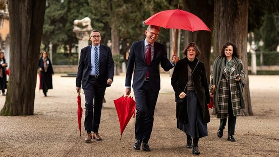 Staatsminister Weimer mit Villa Massimo-Direktorin Julia Draganović im Park der Villa