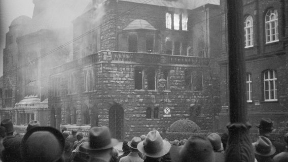 Schaulustige vor der brennenden Synagoge in der Steeler Stra&szlig;e, Essen-Stadtmitte, 10. November 1938.