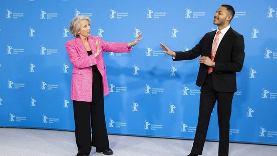 Emma Thompson und Daryl McCormack beim Photo-Call auf der Berlinale 2022.