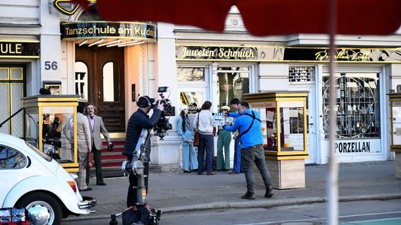 Dreharbeiten vor einer Tanzschule in Berlin