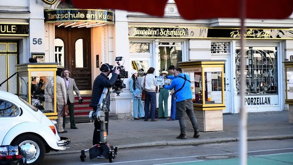 Dreharbeiten vor einer Tanzschule in Berlin