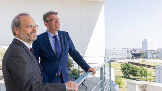 Felix Klein und Wolfram Weimer auf der Terrasse im Bundeskanzleramt.