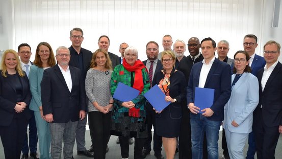 Kulturstaatsministerin Claudia Roth und Teilnehmende des Kulturpolitischen Spitzengesprächs