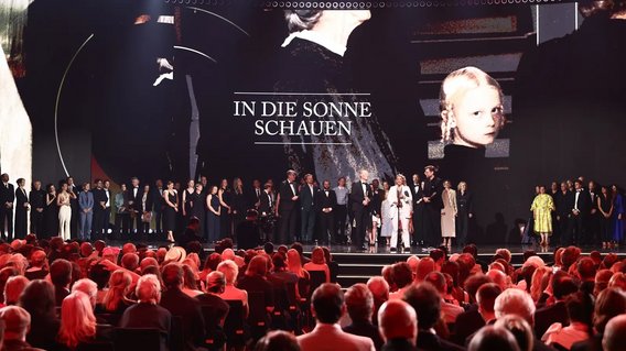 Die Produzenten Lucas Schmidt, Maren Schmitt und Lasse Scharpen werden bei Preisverleihung auf der B&uuml;hne geehrt.