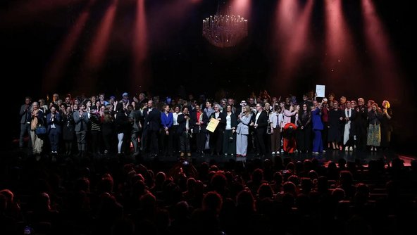 Preistr&auml;ger des Theaterpreises des Bundes auf der B&uuml;hne bei der Preisverleihung