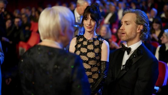Kulturstaatsministerin Roth mit Anne Hathaway