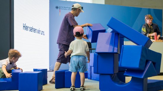 Kinder spielen am Stand des BKM