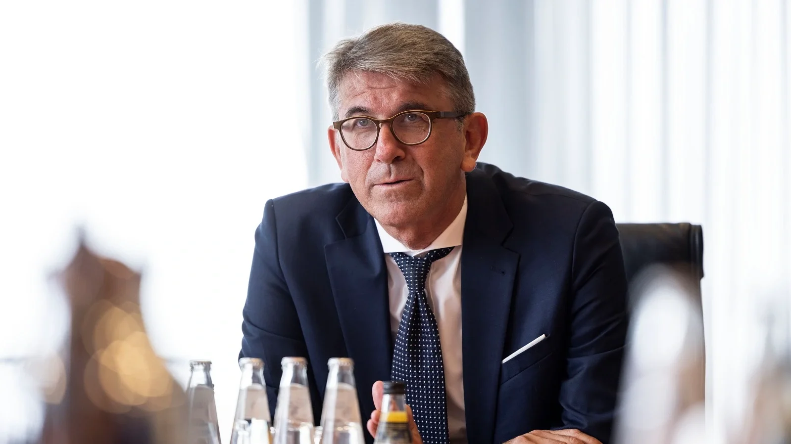 Nahaufnahme von Staatsminister Wolfram Weimer im Gespr&auml;ch. 
