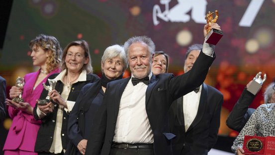 Nicolas Philibert mit weiteren Bären-Gewinnern bei der Preisverleihung 2023