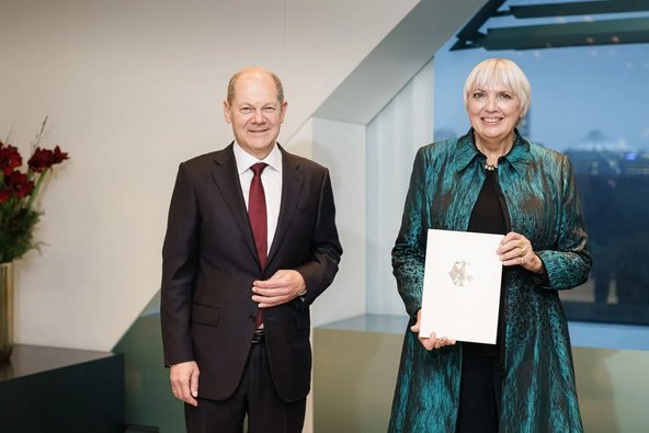 Bundeskanzler Olaf Scholz und Staatsministerin Claudia Roth bei der Ernennung.