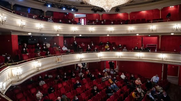 Zuschauerraum im Theater mit Hygiene-Regeln