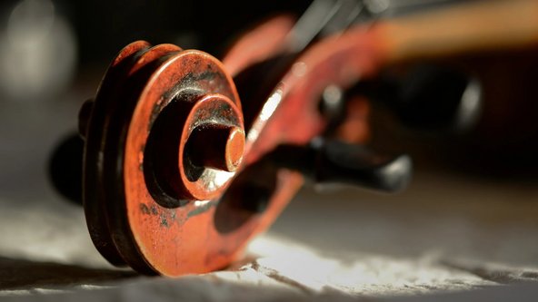 Nahaufnahme einer Violine in warmem Licht. 