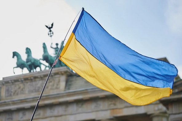 Bild zeigt Ukraine-Flagge am Brandenburger Tor
