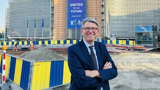 Kulturstaatsminister Wolfram Weimer steht vor dem EU-Kommissiongebäude „Berlaymont“ in Brüssel.