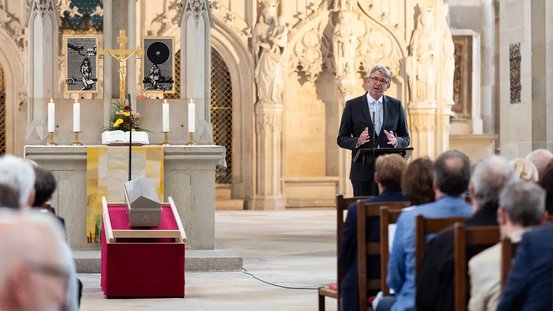 Staatsminister Weimer am Rednerpult im Magdeburger Dom