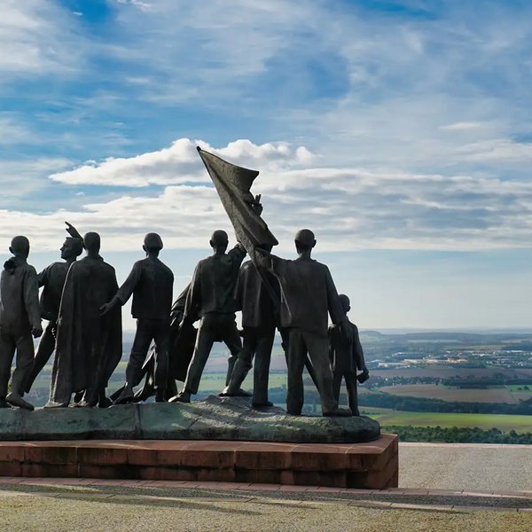 Die Figurengruppe auf dem Platz der Freiheit der Gedenkst&auml;tte Buchenwald 