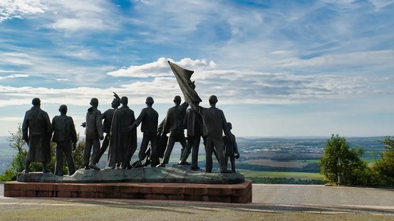 Die Figurengruppe auf dem Platz der Freiheit der Gedenkst&auml;tte Buchenwald 