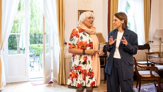 Kulturstaatsministerin Claudia Roth im Gespräch mit der polnischen Kulturministerin Hanna Wróblewska.