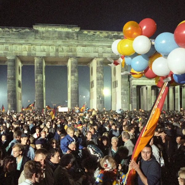 Ausgelassen feiert eine riesige Menschenmenge in der Nacht vom 2. auf den 3. Oktober 1990 vor dem Brandenburger Tor in Berlin 