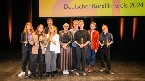 Die Gewinnerinnen und Gewinner des Deutschen Kurzfilmpreises 2024 mit Kulturstaatsministerin Claudia Roth.