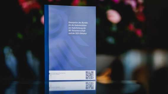 Foto des Titels der gedruckten Gedenkst&auml;ttenkonzeption des Bundes