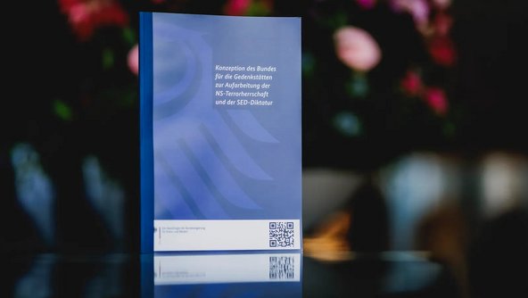 Foto des Titels der gedruckten Gedenkst&auml;ttenkonzeption des Bundes
