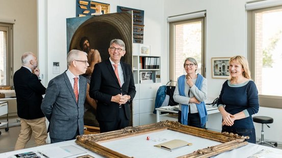 Staatsminister Weimer mit Expertinnen und Experten im Restaurierungsatelier