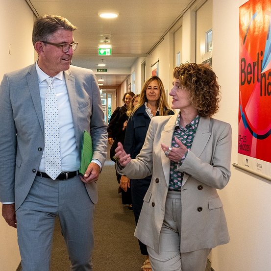 Wolfram Weimer und Tricia Tuttle in den Räumlichkeiten der Berlinale.