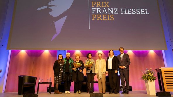 Kulturstaatsministerin Claudia Roth auf der B&uuml;hne mit den Preistr&auml;gerinnen des Franz-Hessel-Preises.
