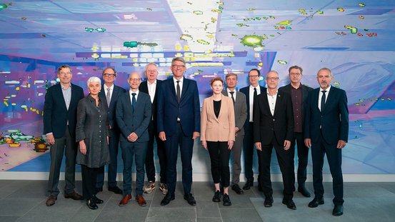 Hartmut Dorgerloh, Hetty Berg, Olaf Zimmermann, Robert Grünbaum, Peter Limbourg, Wolfram Weimer, Katarzyna Wielga-Skolimowska, Uwe Neumärker, Raphael Gross, Christoph Martin Vogtherr, Manos Tsangaris und Hermann Parzinger am 15. Mai 2025 im Bundeskanzleramt in Berlin.