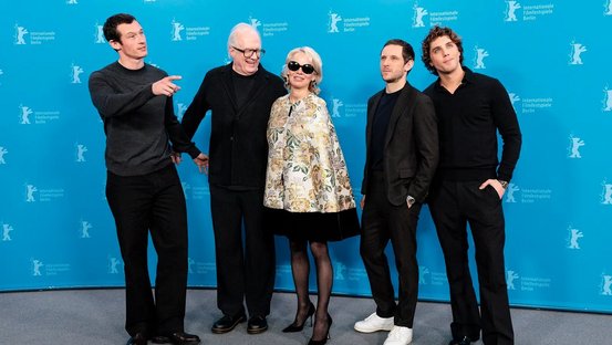Filmteam von Rosebush Pruning vor der Berlinale-Fotowand