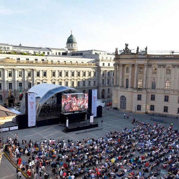 Blick von oben auf eine "Staatsoper für alle"-Aufführung auf dem Berliner Bebelplatz