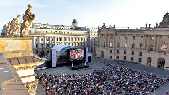 Blick von oben auf eine "Staatsoper für alle"-Aufführung auf dem Berliner Bebelplatz