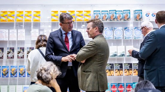Staatsminister Weimer im Gespr&auml;ch mit Tom Kraushaar