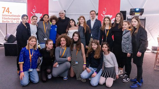 Zur Premiere von „Elf Mal Morgen: Berlinale Meets Fußball“ reisten zahlreiche der Teams und der jungen Filmemacherinnen und Filmemacher an.