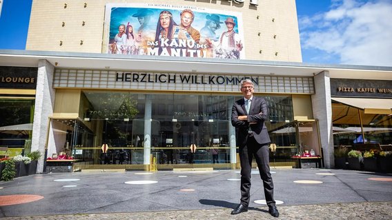 Medienstaatsminister Weimer vor dem Zoopalast-Kino in Berlin