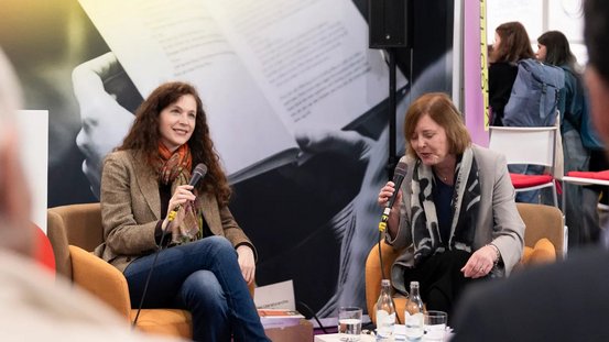 Moderiertes Gespräch mit Sandra Richter (DLA Marbach) am BKM-Messestand. 