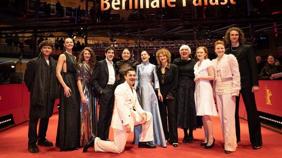 Kulturstaatsministerin Claudia Roth und Berlinale-Intendantin Tricia Tuttle auf dem roten Teppich mit den diesjährigen European Shooting Stars.
