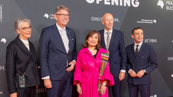 Gruppenfoto mit Staatsminister Weimer vor der Er&ouml;ffnung der Frankfurter Buchmesse