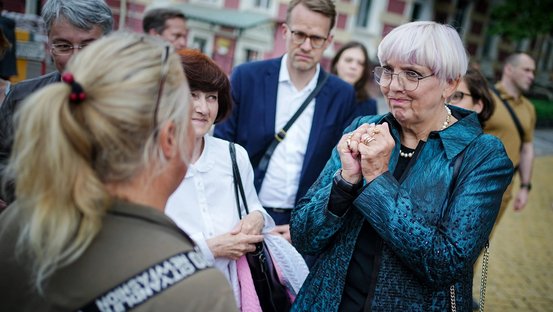 Kulturstaatsministerin Roth mit Zivilisten in Odessa