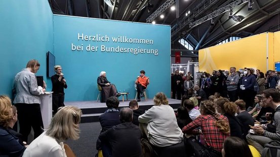 Kulturstaatsministerin Roth bei einer Veranstaltung am Stand der Bundesregierung