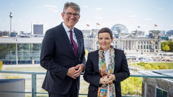 Staatsminister Weimer mit seiner polnischen Amtskollegin Marta Cienkowska auf der Terrasse des Bundeskanzleramts. 