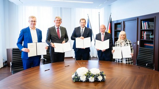 Der Senator f&uuml;r Finanzen und f&uuml;r Kultur und Gesellschaftlichen Zusammenhalt Stefan Evers, Staatsminister f&uuml;r Kultur und Medien Wolfram Weimer, Bundesfinanzminister Lars Klingbeil, der Regierende B&uuml;rgermeister Kai Wegner und die Senatorin f&uuml;r Inneres und Sport Iris Spranger bei der Vertragsunterzeichnung