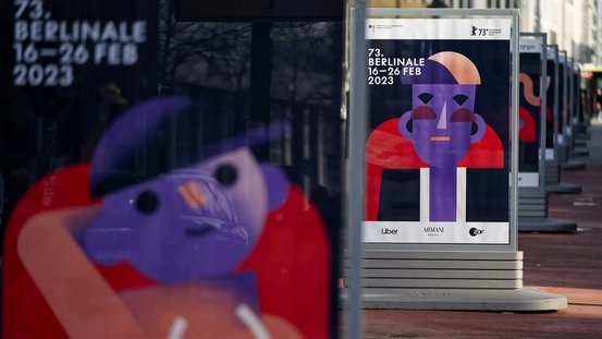 Passant vor Berlinale-Plakat