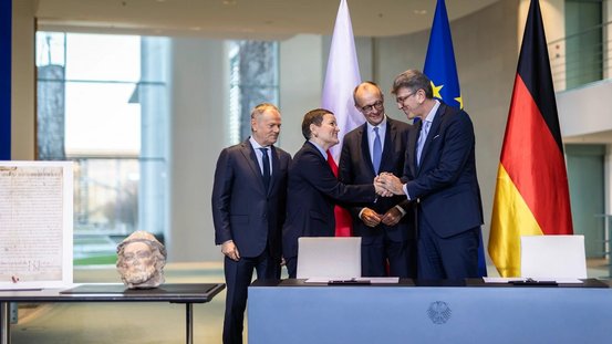 Staatsminister Weimer, Kulturministerin Cienkowska sowie Bundeskanzler Friedrich Merz und Ministerpr&auml;sident Donald Tusk.